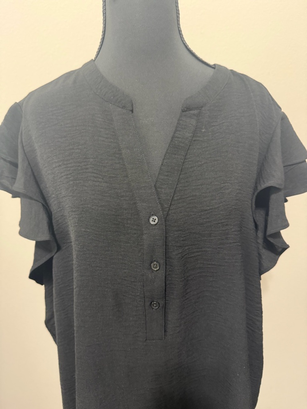 NWOT Zac & Rachel Black Ruffle-Sleeve Button Henley Blouse. SU26